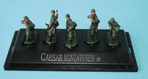 Caesar Miniatures P805 WWII German Army with long coat (fertig bemalt)