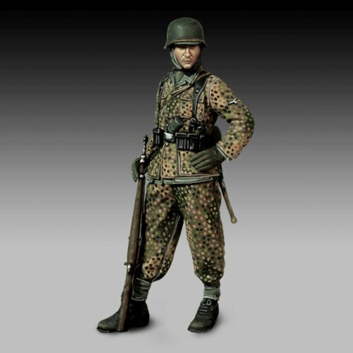 Royal Model RM922 German soldier with rifle