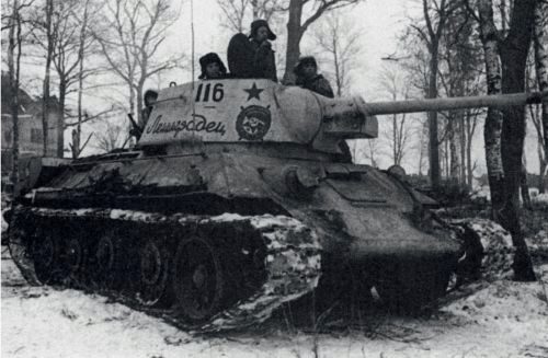 ICM 35368 T-34-76 with Soviet Tank Riders