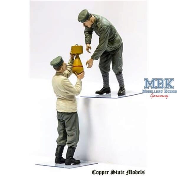 Copper State Models CSM-F32005 German aerodrome personnel bomb loading team