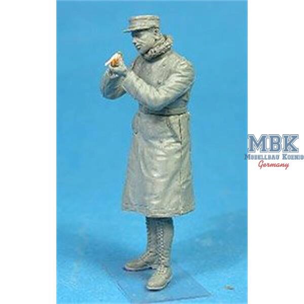 Copper State Models CSM-F32044 French airman checking revolver