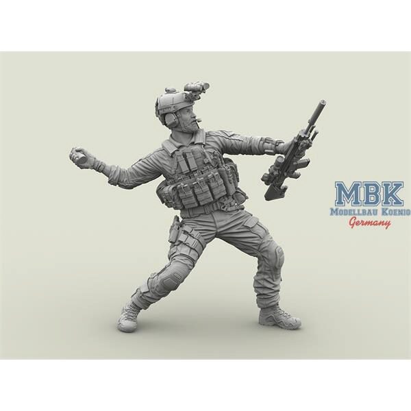 LEGEND PRODUCTIONS LF3D16007 US NAVY SEAL SCAR Mk.20 Sniper throwing an M18