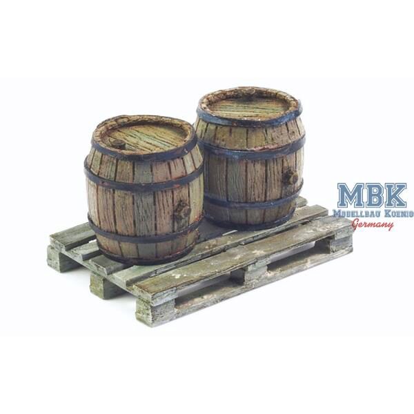 Matho Models MATHO35014 Set of 2 Wooden Barrels + Wooden Pallet