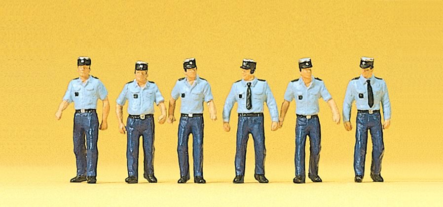 Preiser 10341 Polizisten in Sommeruniform.