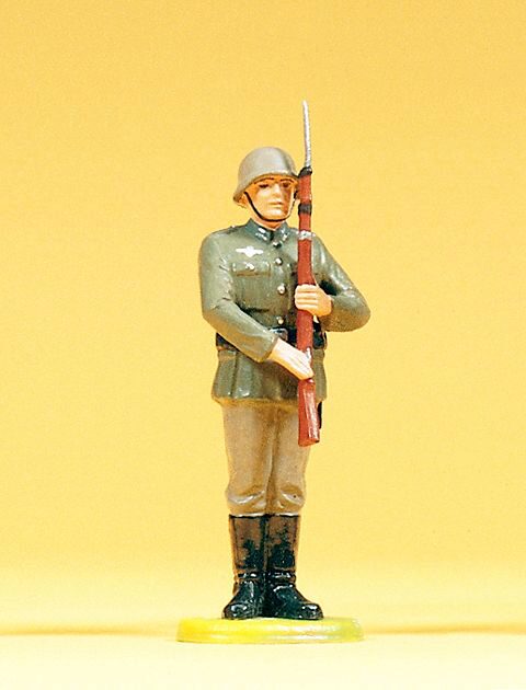 Preiser 56003 Soldat stehend. Gewehr präsen
