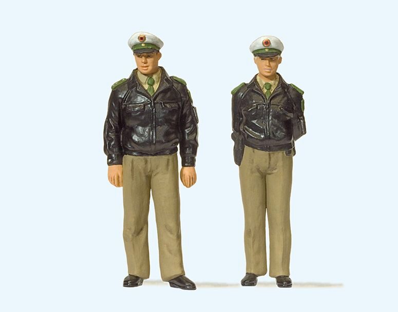 Preiser 63100 Polizisten stehend, grüne Uniform